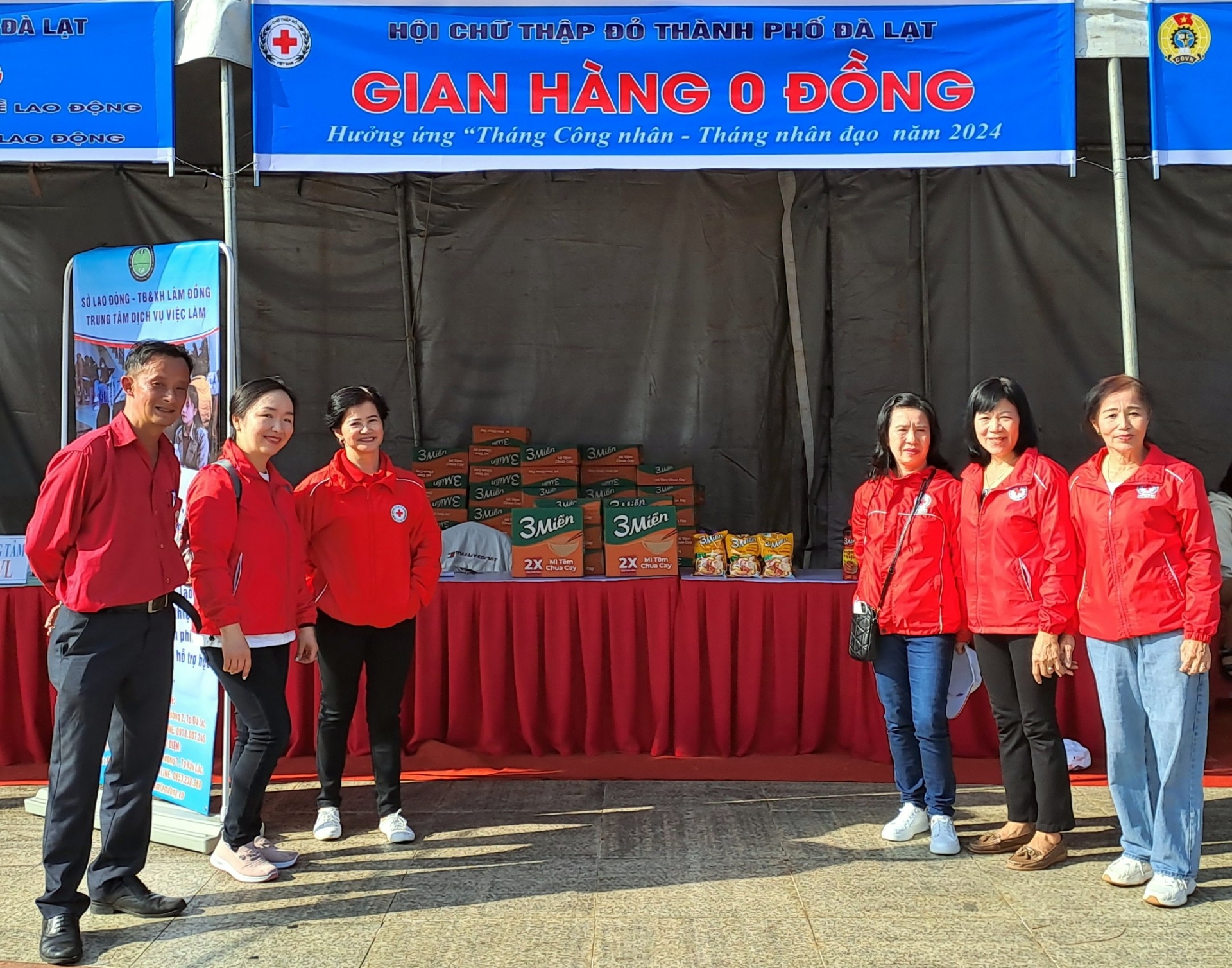 Hội CTĐ Đà Lạt phối hợp với Liên đoàn Lao động thành phố Đà Lạt tổ chức một gian hàng 0 đồng với 5 mặt hàng tặng 100 công nhân lao động khó khăn trị giá 15 triệu đồng

