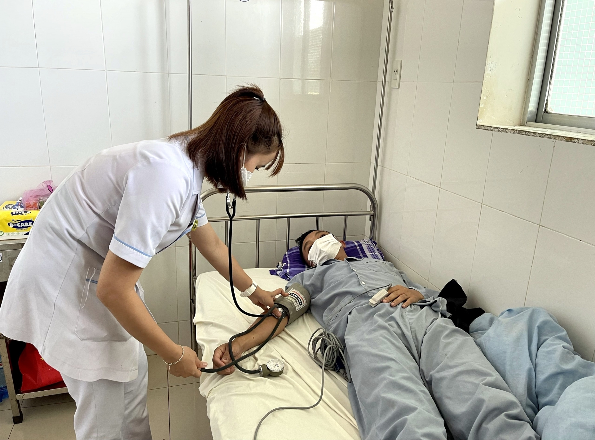 Theo dõi sức khỏe bệnh nhân sốt xuất huyết đang điều trị tại Trung tâm Y tế huyện Đơn Dương