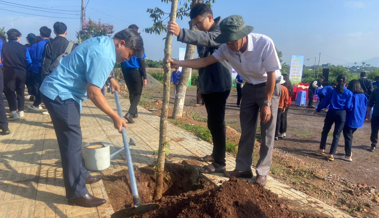 Đức Trọng: Phát động “Tết trồng cây đời đời nhớ ơn Bác Hồ” và trồng cây xanh năm 2024