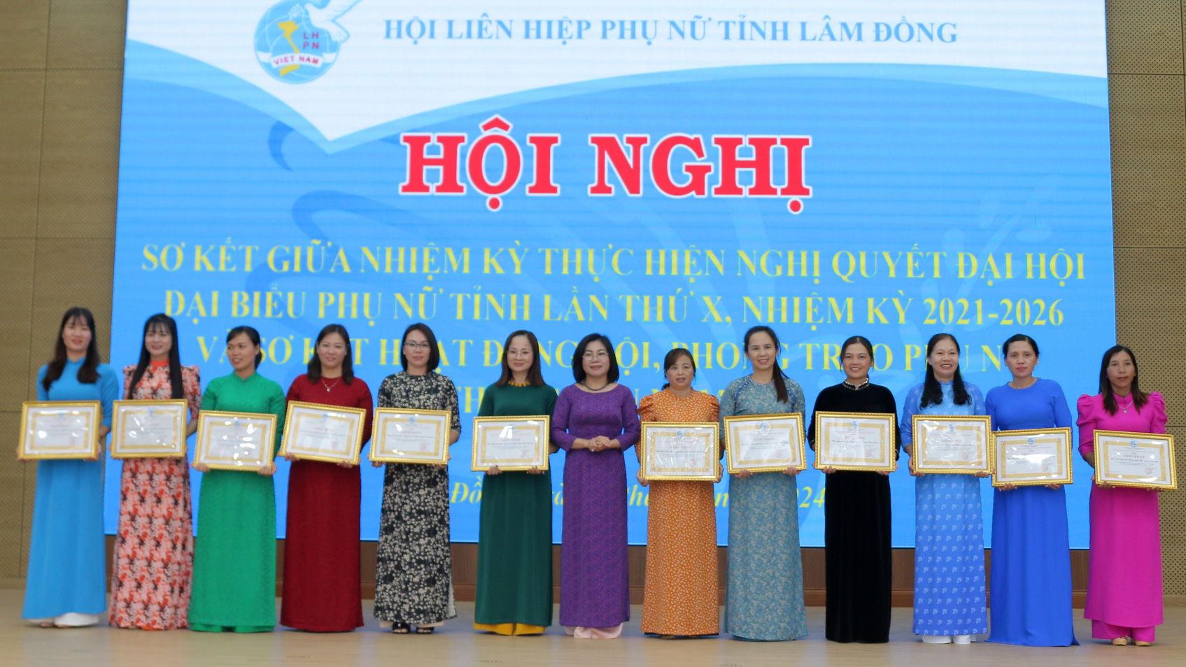 Phó Chủ tịch Hội LHPN tỉnh Lâm Đồng Cil Bri trao Bằng khen cho các Chi hội Phụ nữ