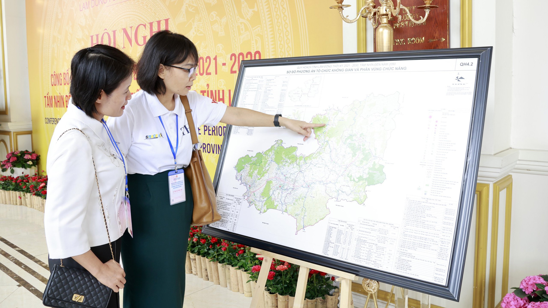 Đại biểu xem sơ đồ phương án tổ chức không gian và phân vùng chức năng tỉnh Lâm Đồng