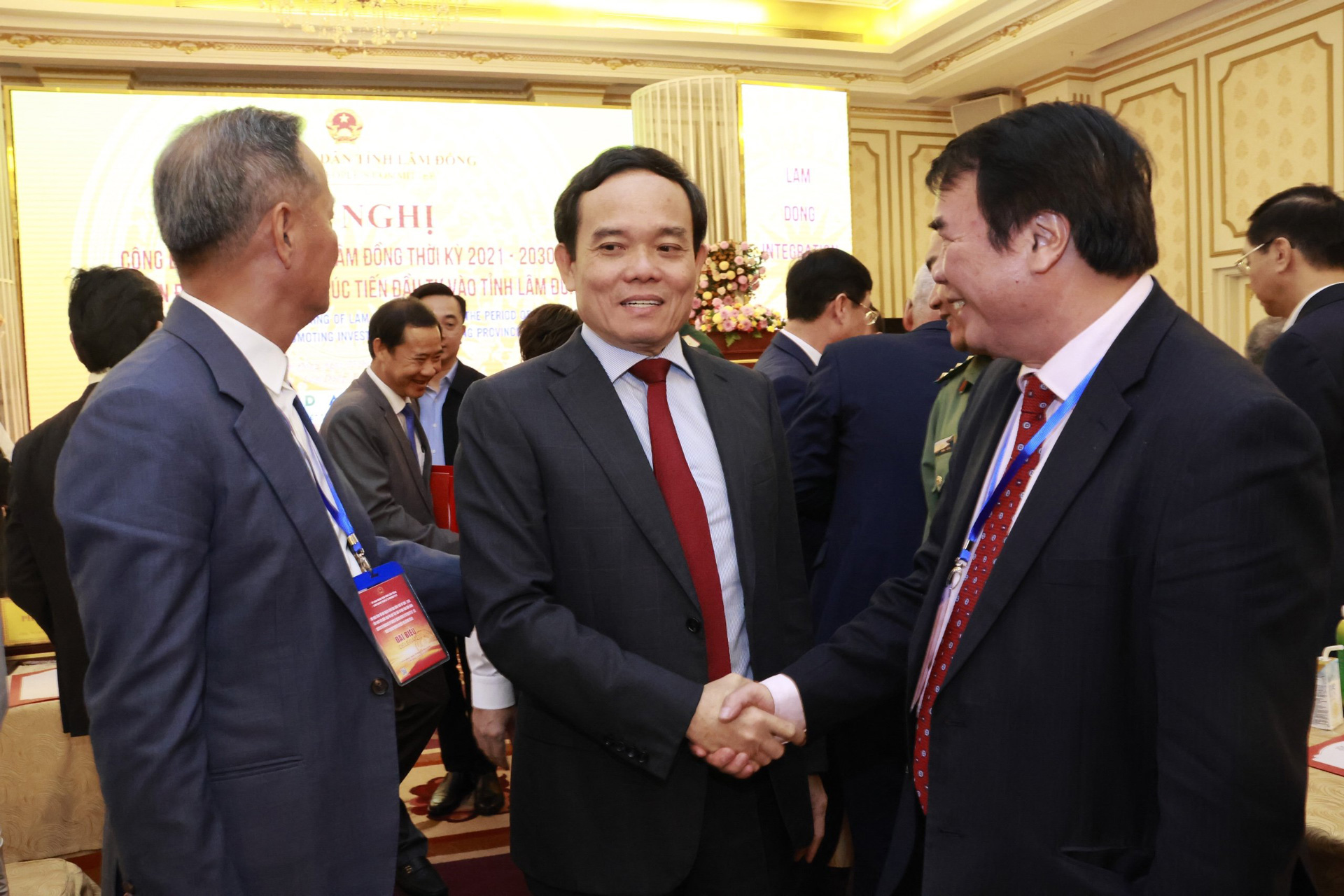 Phó Thủ tướng Trần Lưu Quang trao đổi với đại biểu dự Hội nghị