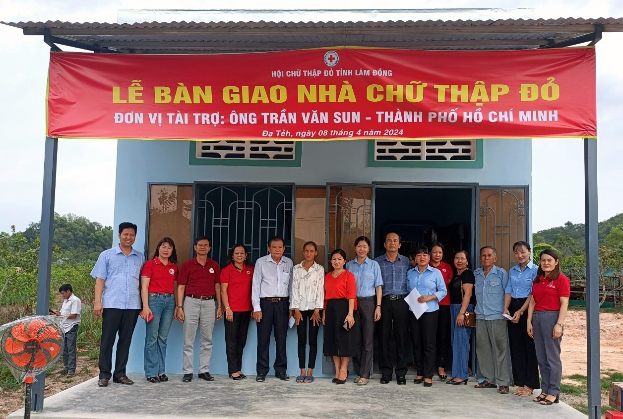 Trao tặng Nhà tình thương CTĐ tại huyện Đam Rông