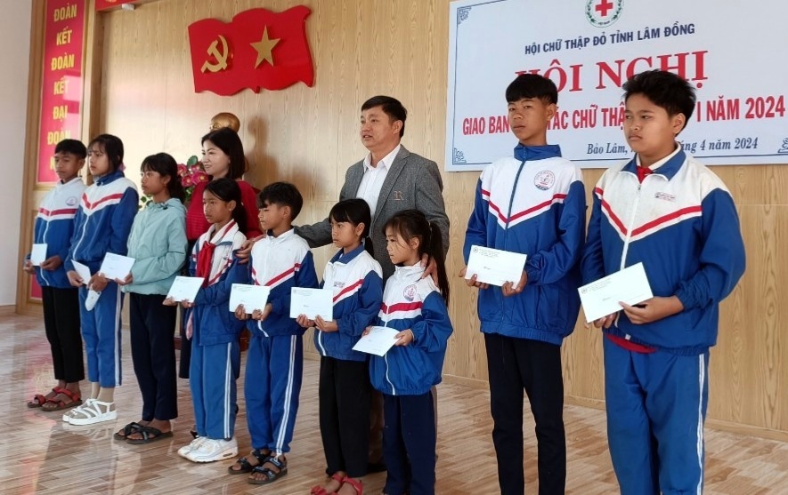 Trao học bổng cho học sinh vượt khó hiếu học tại huyện Bảo Lâm