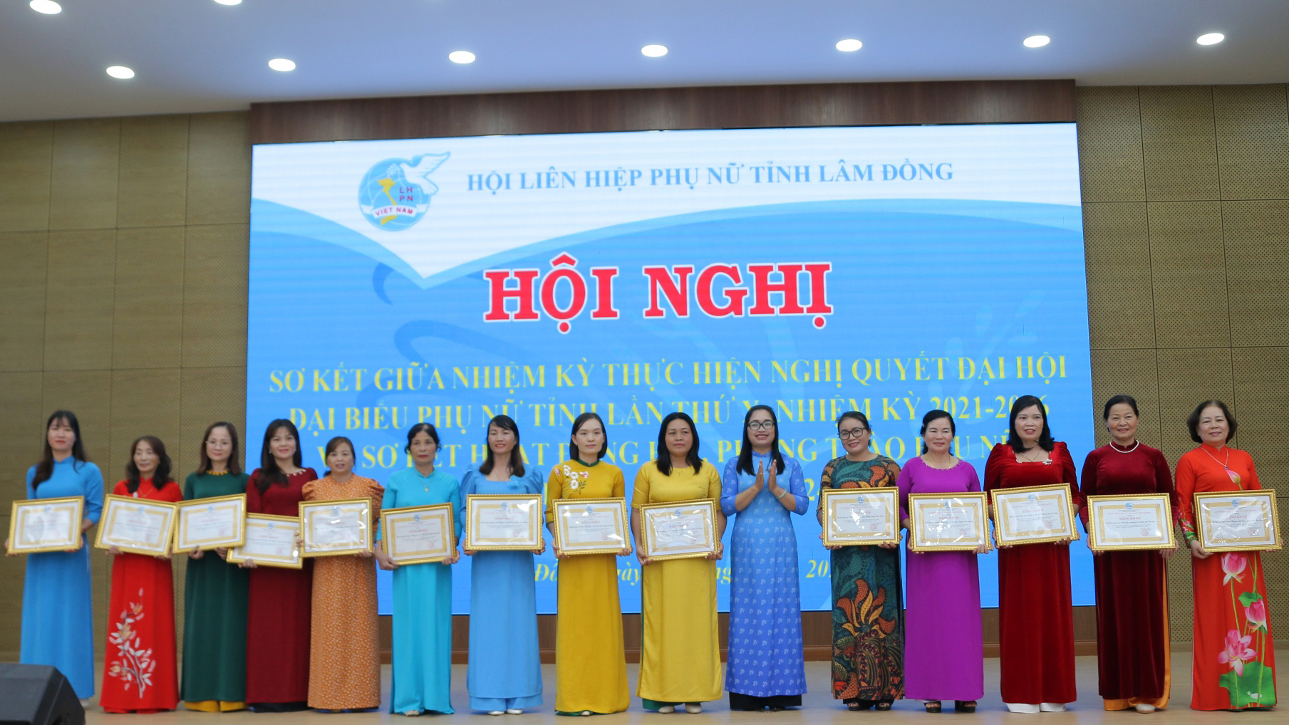 Phó trưởng Ban Tuyên giáo Tỉnh ủy Nguyễn Thị Mỵ trao Bằng khen cho các cá nhân 