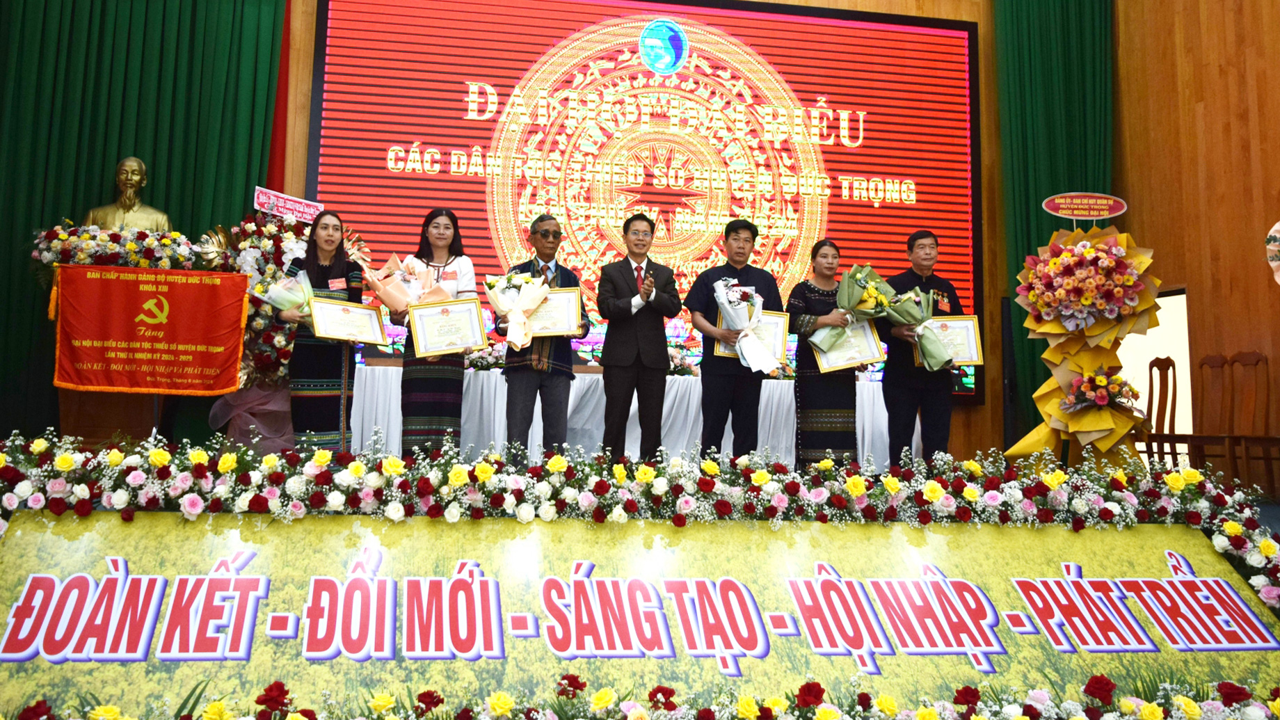 Đồng chí Trần Trung Hiếu - Bí thư Huyện ủy, trao tặng Bằng khen của UBND tỉnh