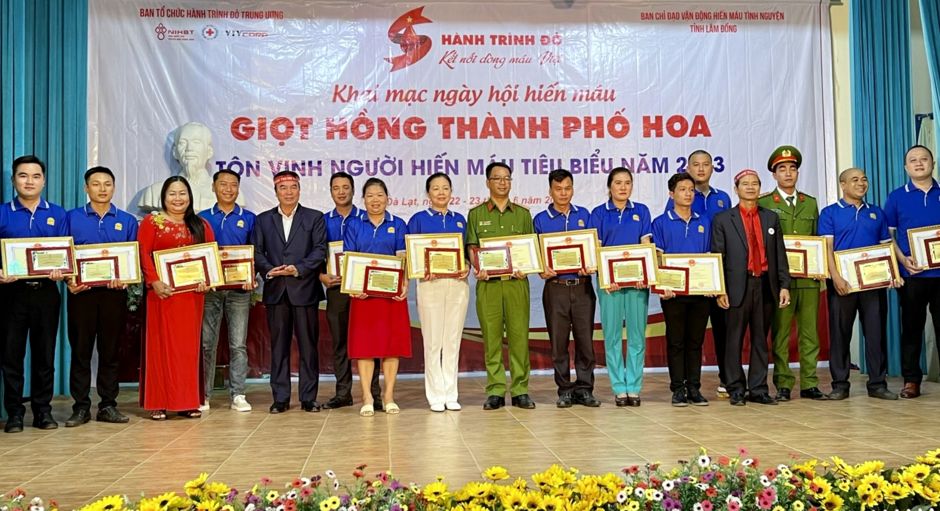 hàng năm Ban chỉ đạo Vận động Hiến máu tình nguyện tỉnh Lâm Đồng đều tổ chức lễ tôn vinh Người hiến máu tiêu biểu trong toàn tỉnh