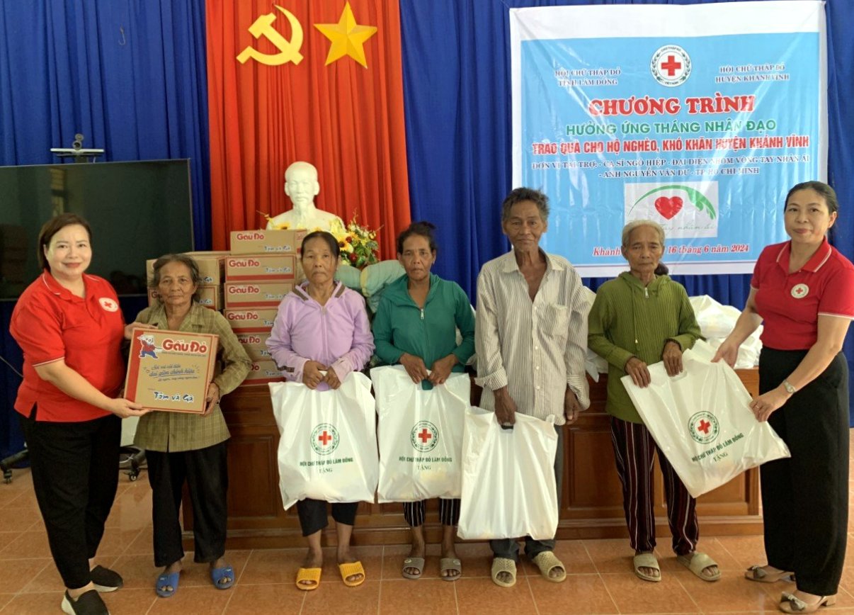 Hội Chữ thập đỏ Lâm Đồng trao quà cho hộ nghèo, khó khăn tại xã Khánh Bình, huyện Khánh Vĩnh, tỉnh Khánh Hòa