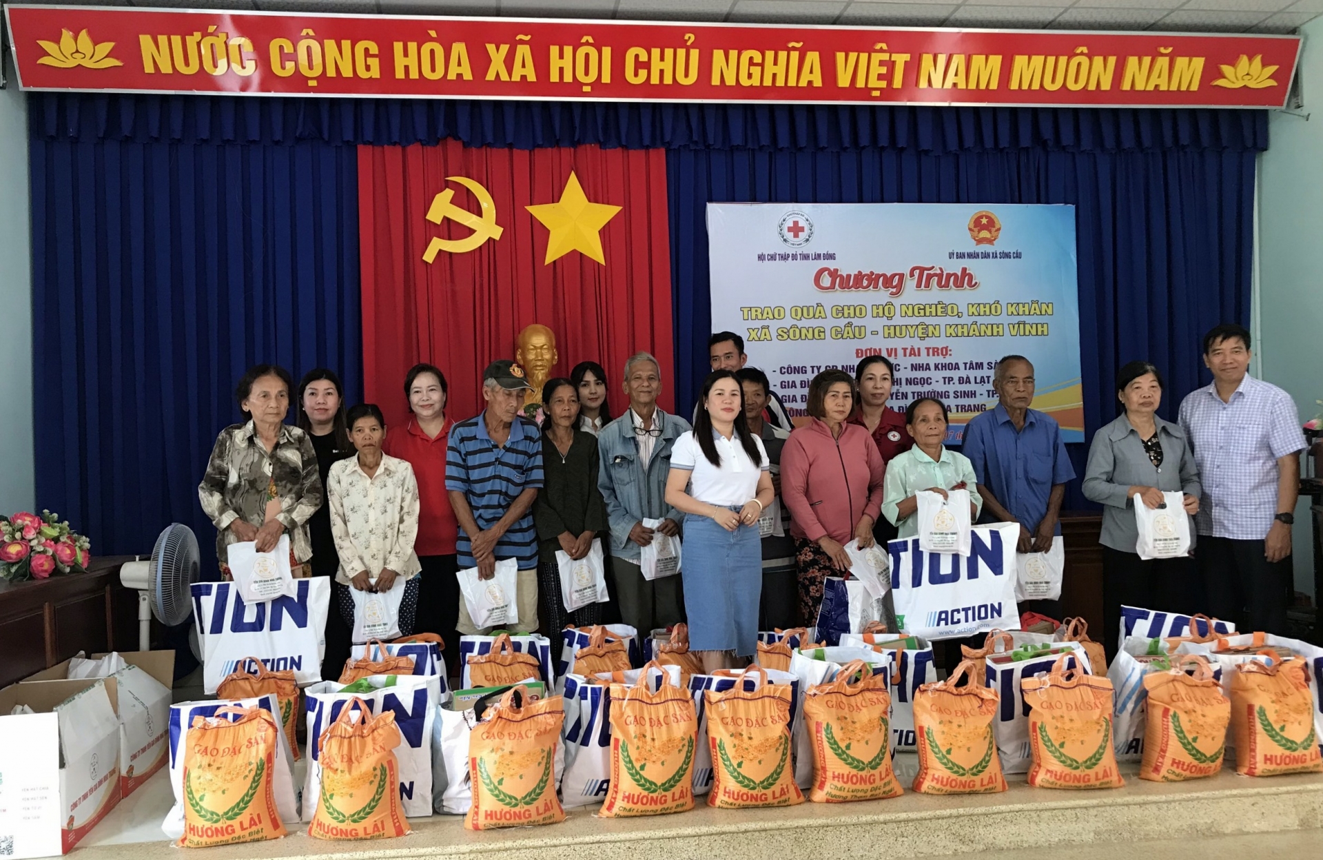Chương trình trao quà cho hộ nghèo, khó khăn tại xã Sông Cầu, huyện Khánh Vĩnh