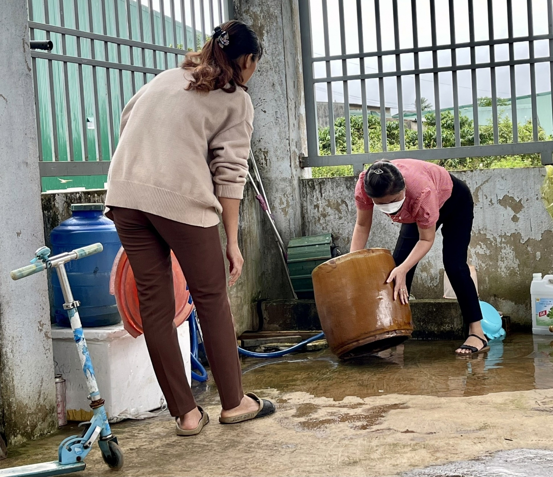 Cán bộ y tế cơ sở đến thăm các gia đình vận động người dân xử lý diệt lăng quăng, bọ gậy phòng chống sốt xuất huyết