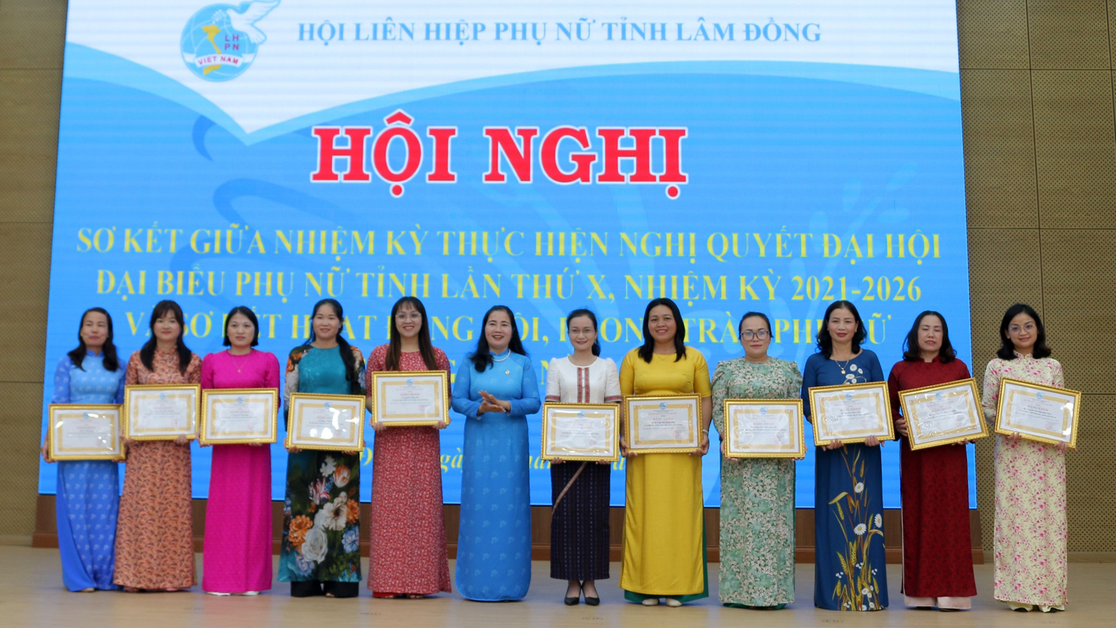 Chủ tịch Hội LHPN tỉnh Phạm Thị Ánh Tuyết trao Bằng khen cho các cán bộ hội cơ sở giỏi