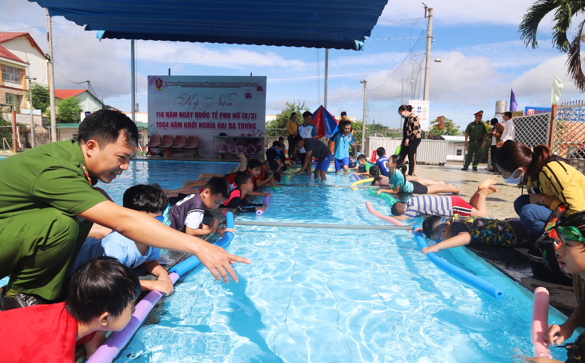Tổ chức 2 lớp huấn luyện bơi an toàn miễn phí cho trẻ em Bảo Lộc