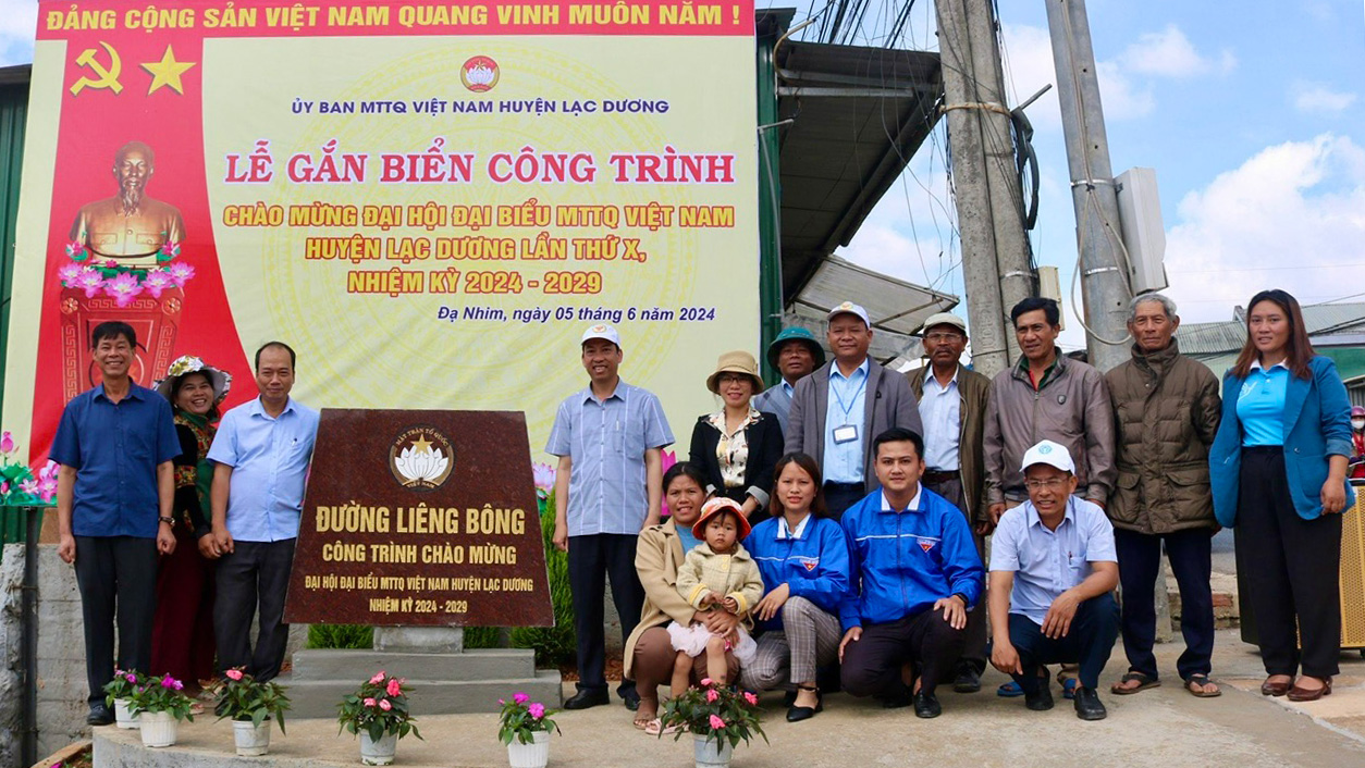 Lạc Dương: Gắn biển công trình chào mừng Đại hội đại biểu MTTQ Việt Nam huyện lần thứ X