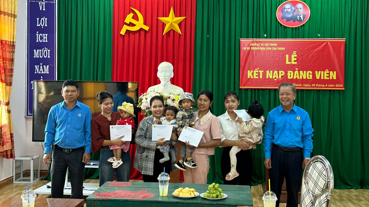 Liên đoàn Lao động tỉnh thăm, tặng quà cho đoàn viên, người lao động khó khăn tại Lâm Hà