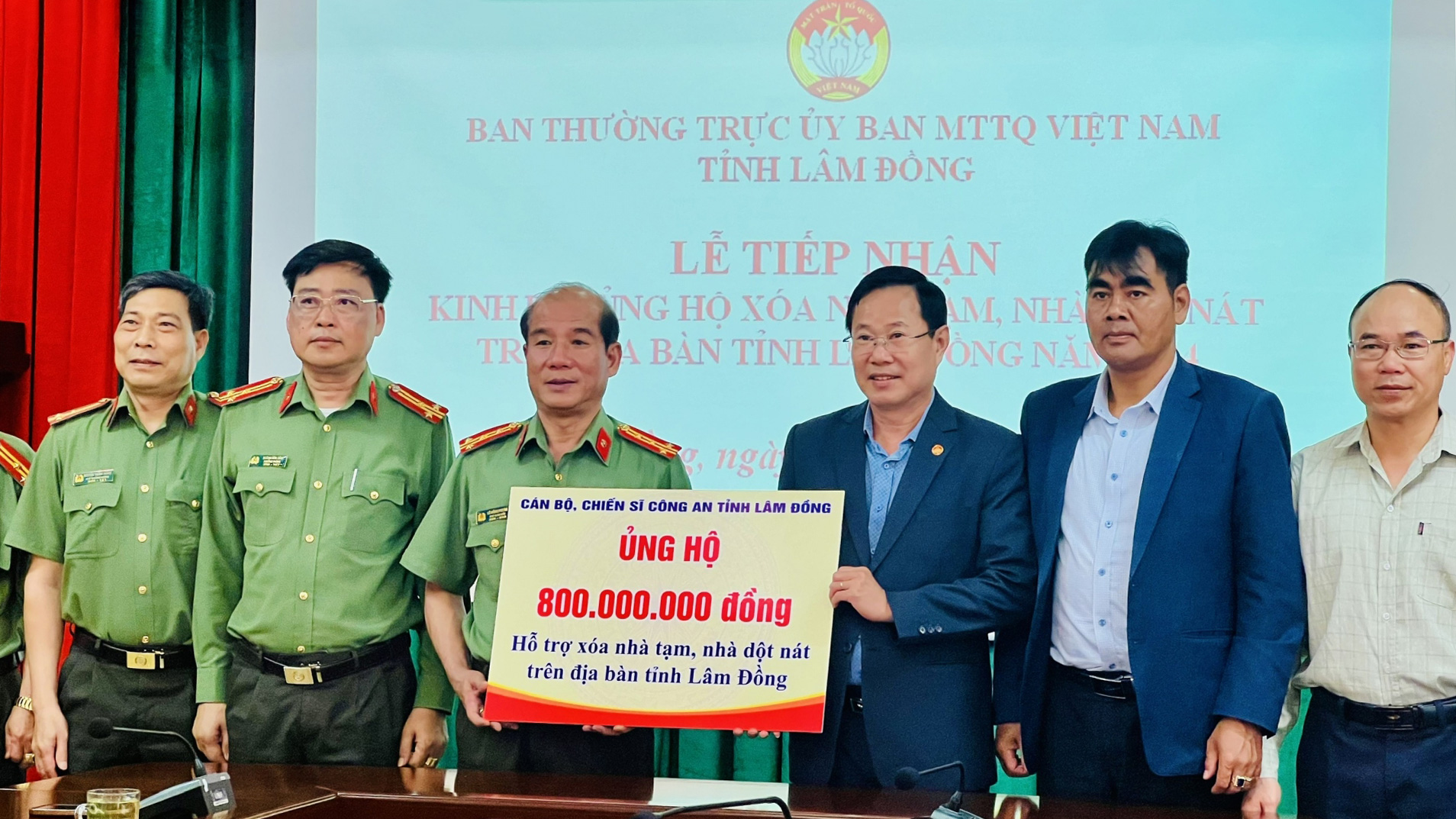 Đại diện Ban Thường trực Ủy ban MTTQ Việt Nam tỉnh, Ban Vận động Quỹ Vì người nghèo tiếp nhận ủng hộ từ Công an tỉnh