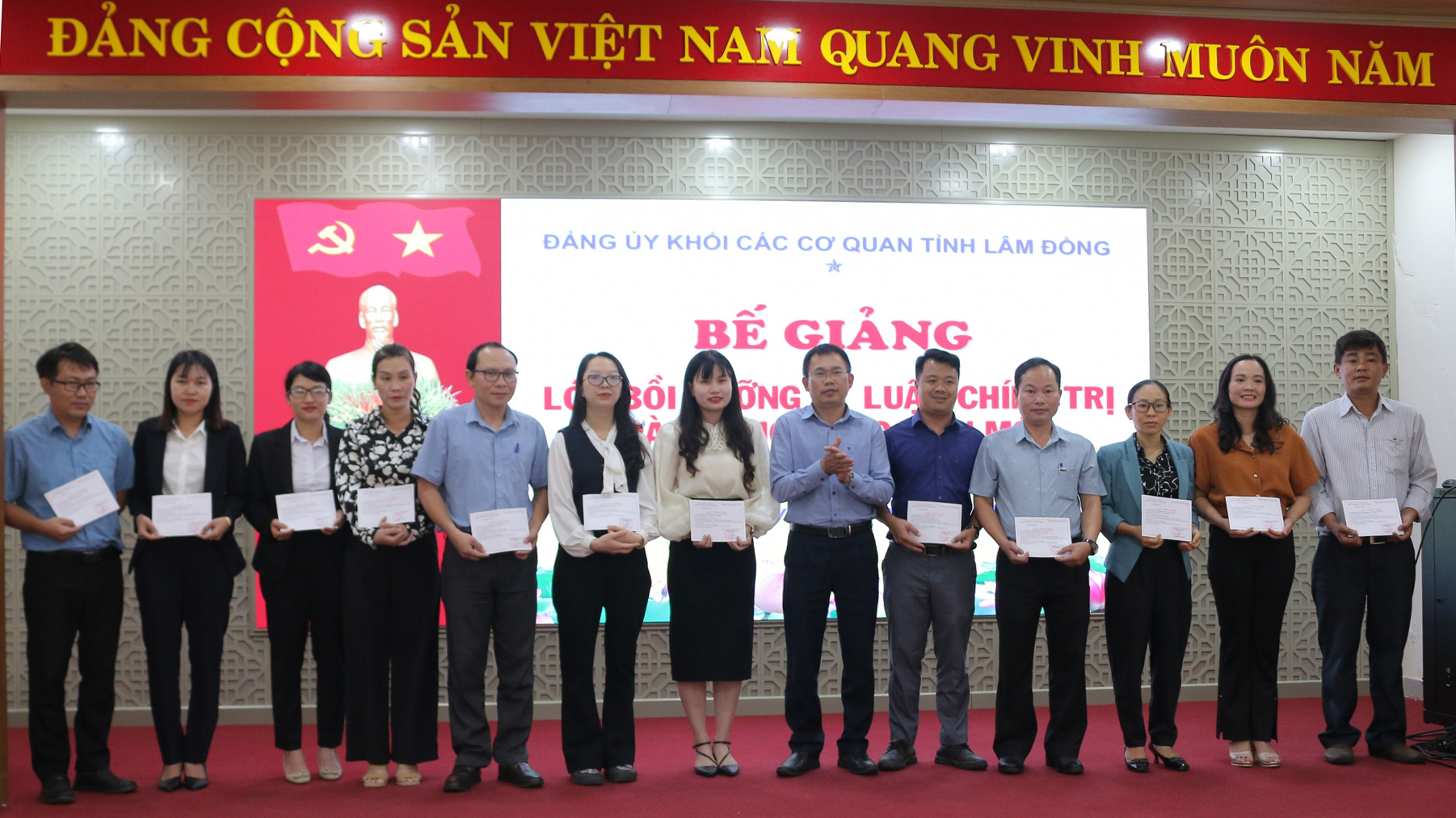 Đồng chí Đỗ Văn Thoan - Chủ nhiệm Ủy ban Kiểm tra Đảng ủy Khối trao giấy chứng nhận cho các học viên