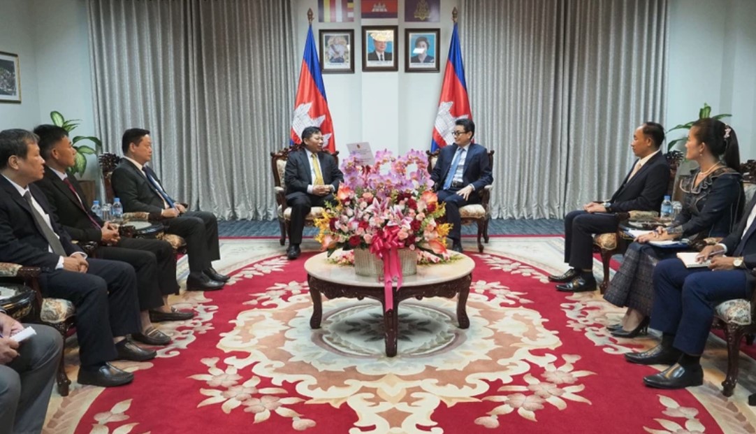 Đoàn Đại sứ quán Việt Nam và các cơ quan bên cạnh đến chúc mừng Bộ Ngoại giao và Hợp tác quốc tế Campuchia nhân dịp kỷ niệm 57 năm Ngày thiết lập quan hệ ngoại giao giữa hai nước