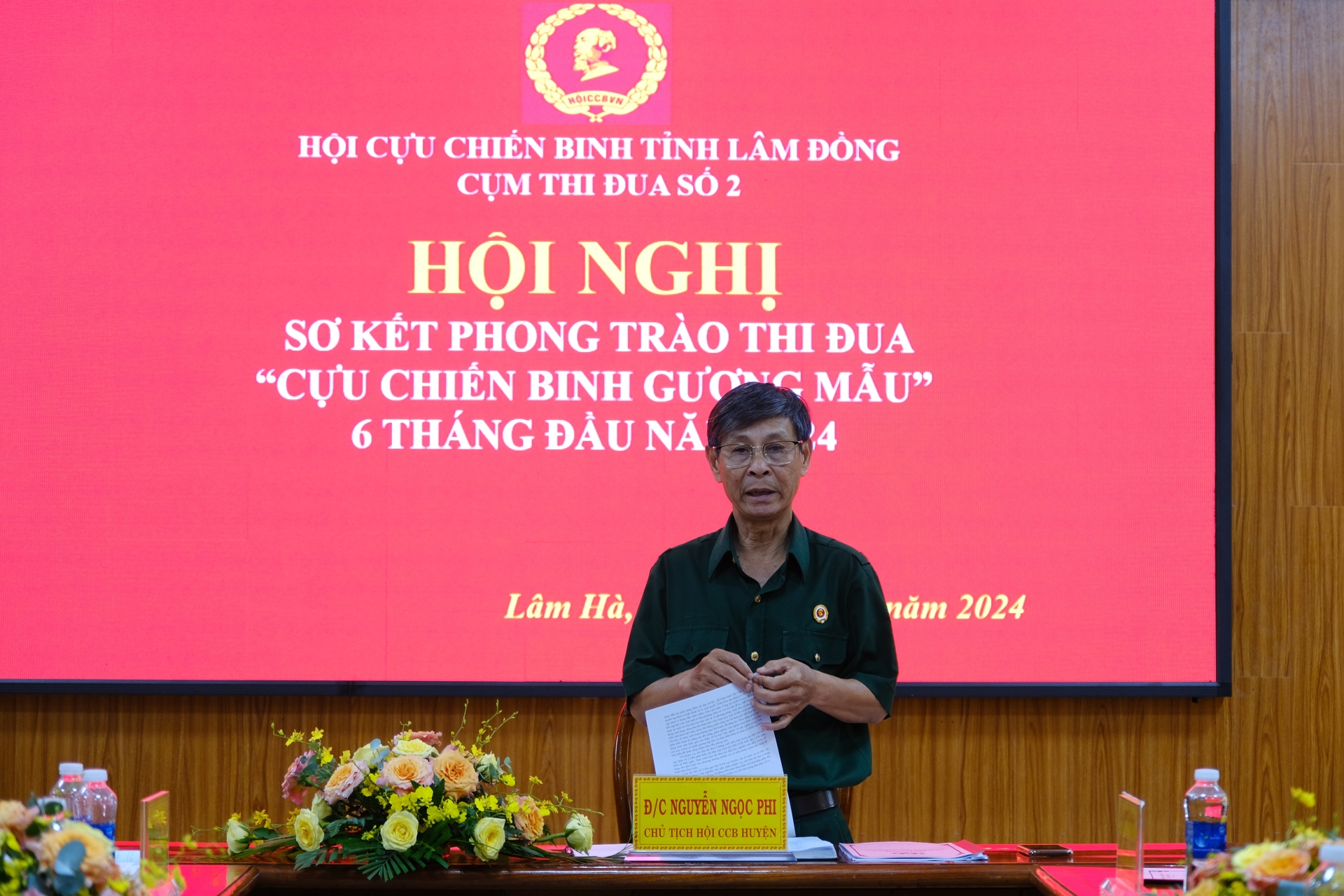 Ông Nguyễn Ngọc Phi – Chủ tịch Hội Cựu chiến binh huyện Lâm Hà, Cụm trưởng Cụm thi đua số 2 phát biểu tại hội nghị
