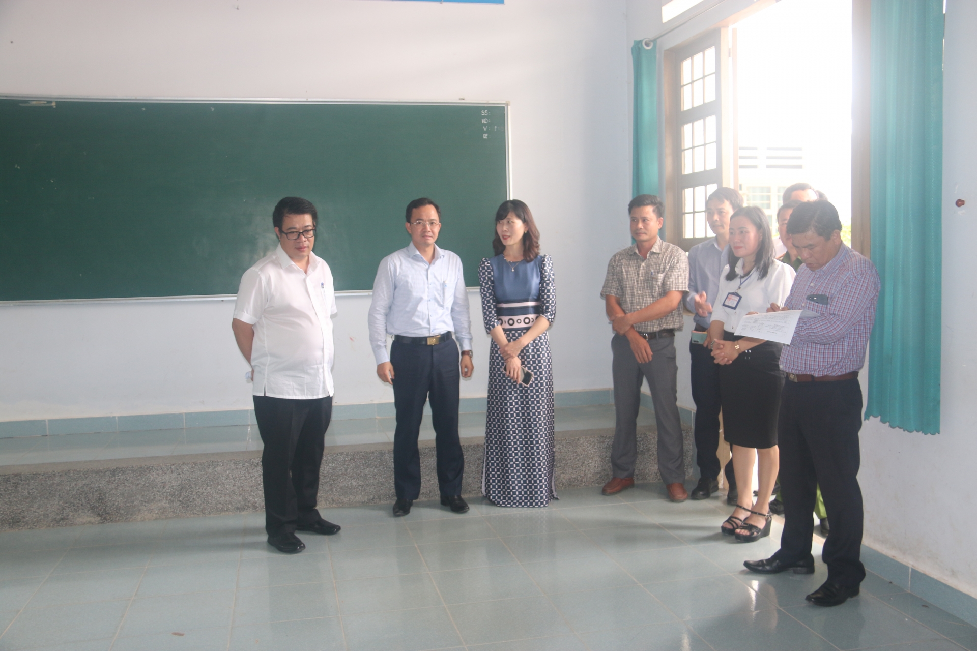 Đồng chí Nguyễn Ngọc Phúc – Phó Chủ tịch UBND tỉnh cùng đoàn đi kiểm tra phòng trực y tế