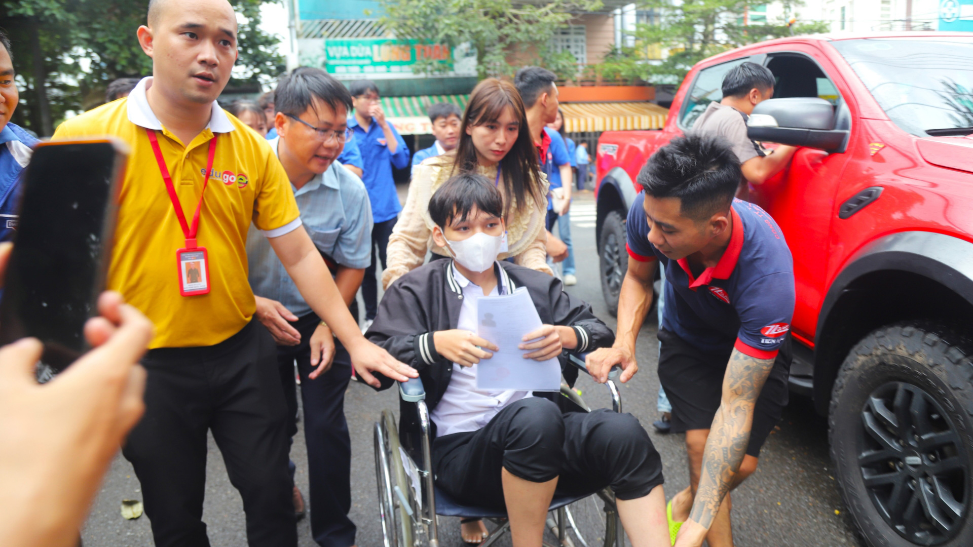 Bảo Lộc: Bị tai nạn gãy chân, nam sinh nén đau tiếp tục thi môn Toán