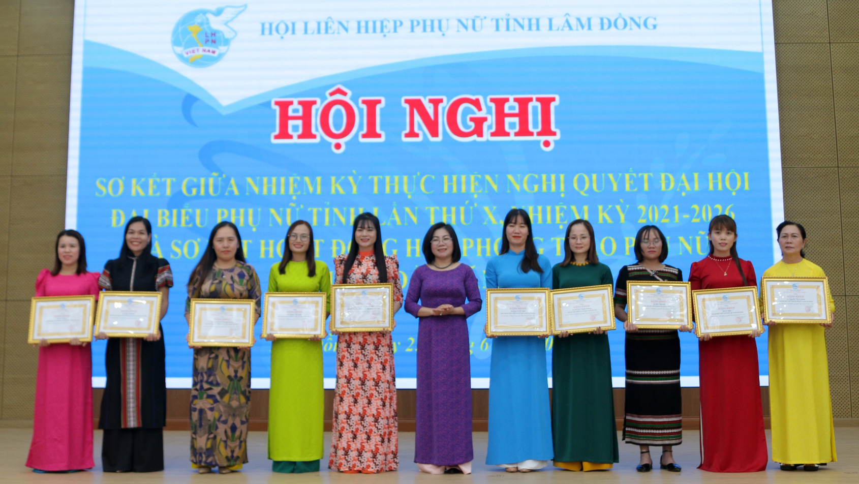 Phó Chủ tịch Hội LHPN tỉnh Nguyễn Thị Phương Thảo trao Bằng khen cho các cán bộ hội cơ sở giỏi