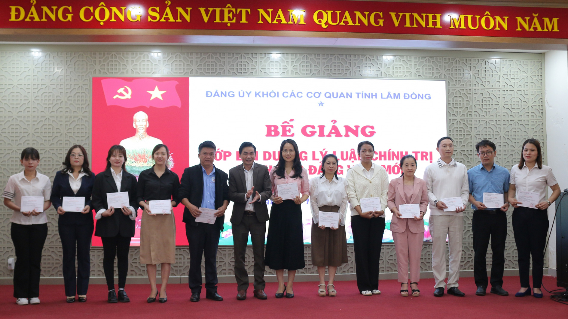 Đồng chí Nguyễn Văn Bằng - Chánh Văn phòng Đảng ủy khối trao giấy chứng nhận cho các học viên