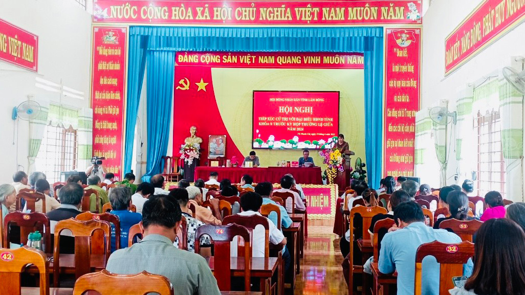 Quang cảnh tiếp xúc cử tri tại xã Tiên Hoàng, huyện Cát Tiên