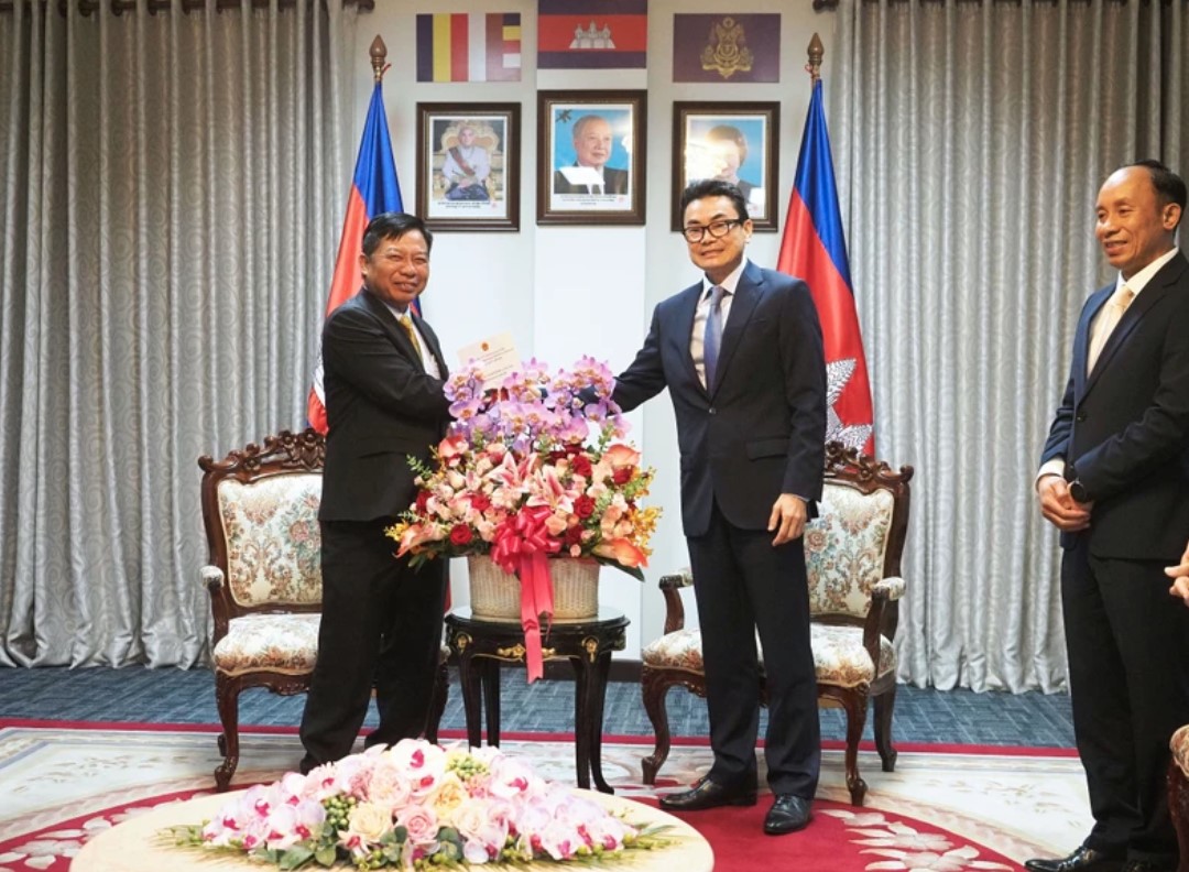 Đại sứ Nguyễn Huy Tăng (trái) và Quốc vụ khanh Bộ Ngoại giao và Hợp tác quốc tế Campuchia Ung Rachana chúc mừng những thành quả to lớn trong quan hệ hữu nghị và hợp tác toàn diện giữa hai đất nước