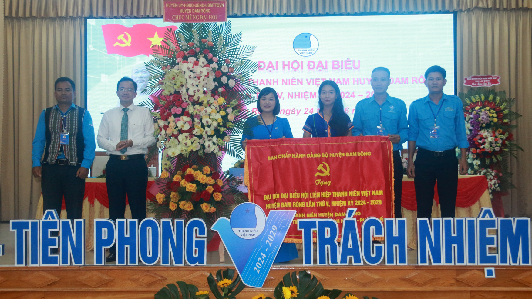 Đồng chí Nguyễn Văn Lộc - Bí thư Huyện ủy Đam Rông tặng hoa và bức trướng chúc mừng Đại hội