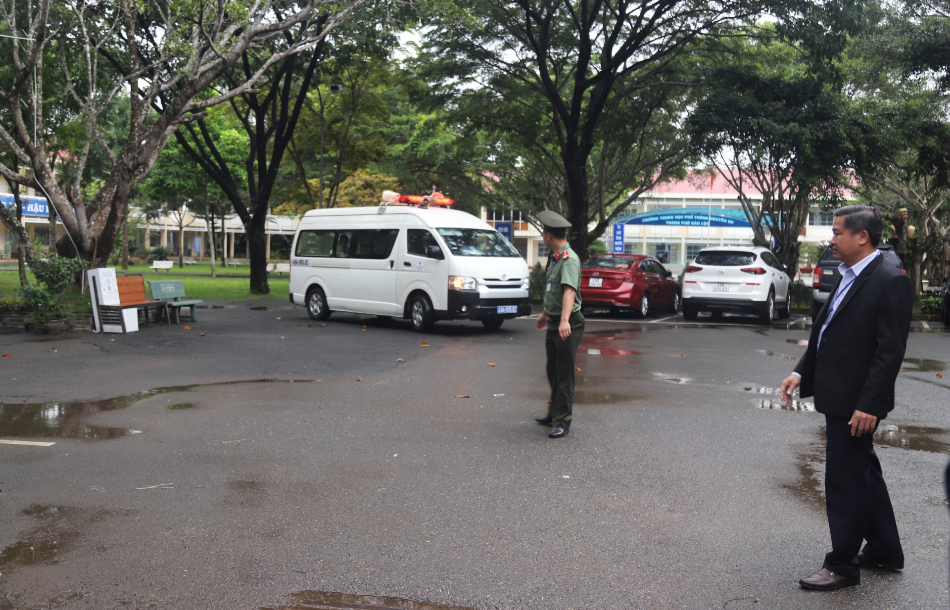 UBND TP Bảo Lộc điều xe cấp cứu tới điểm thi trường THPT Nguyễn Du đón 2 thí sinh bị tai nạn tới bệnh viện cấp cứu điều trị ngay sau khi kết thúc thi môn Toán