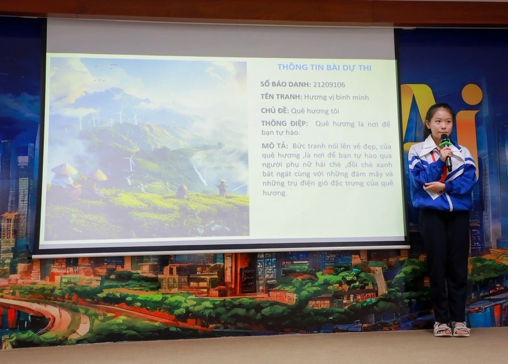 Em Huỳnh Thanh Trúc trong phần thuyết trình về tác phẩm. (ảnh NVCC)