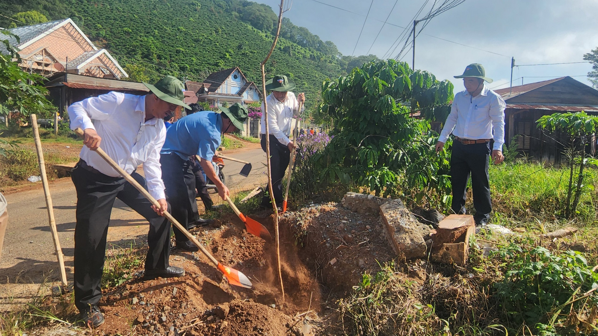 Lãnh đạo huyện Lâm Hà và lãnh đạo xã Phú Sơn tiến hành trồng cây