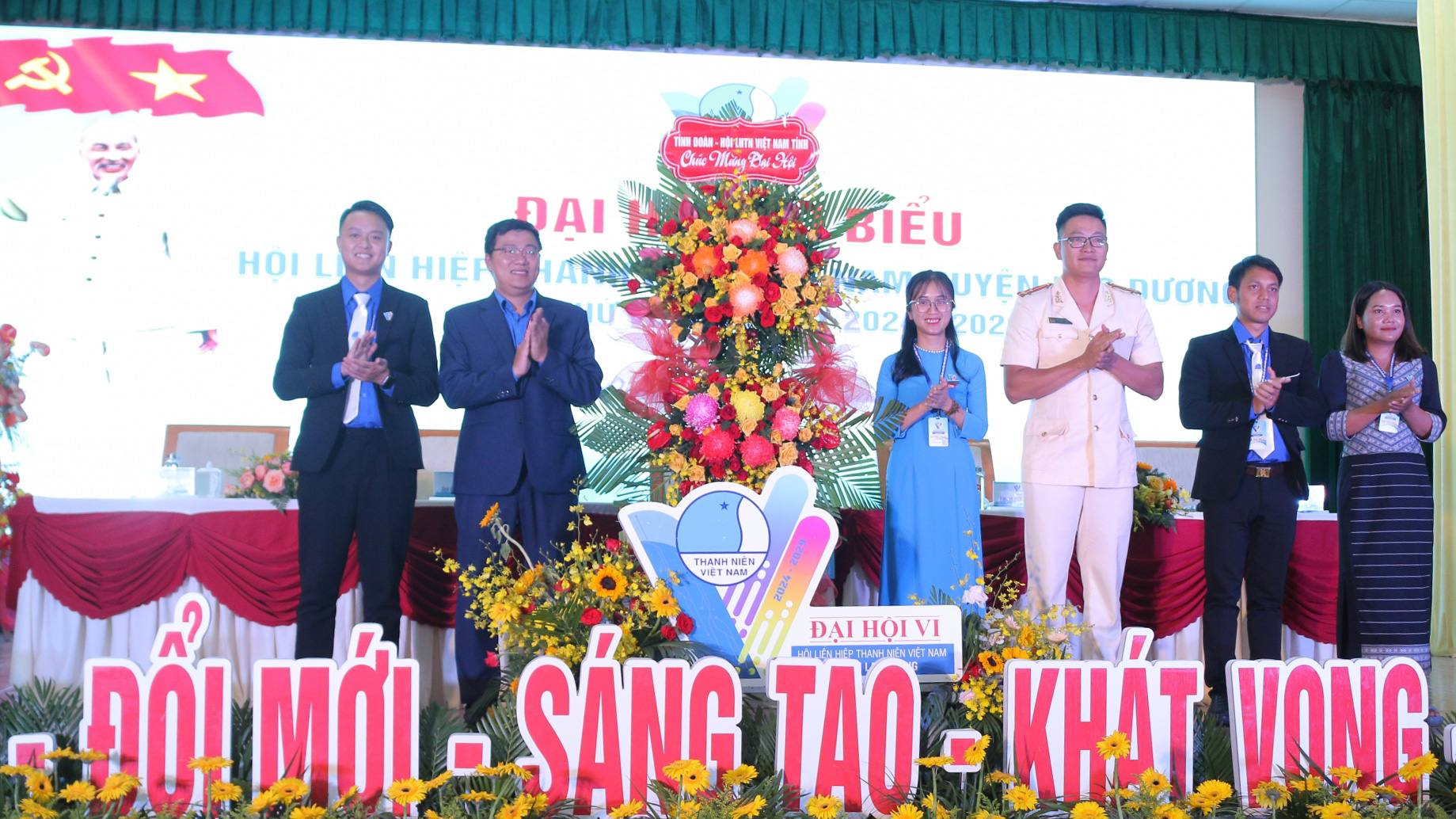 Đại diện Hội LHTN Việt Nam tỉnh Lâm Đồng tặng hoa chúc mừng Đại hội