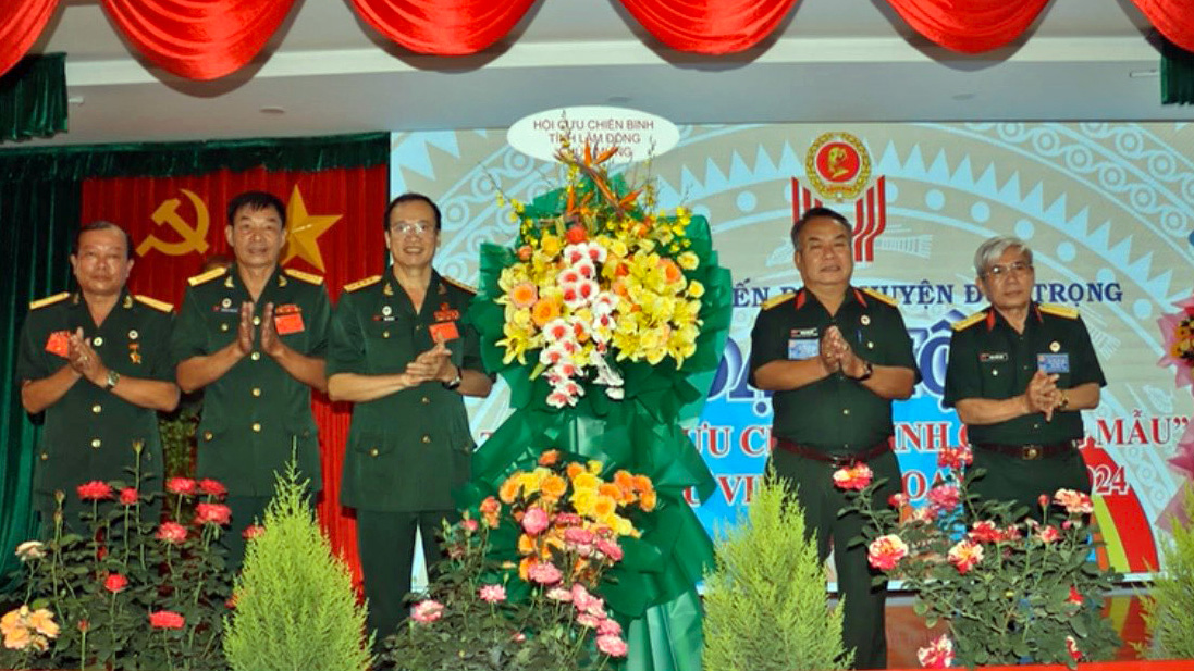 Lãnh đạo Hội CCB tỉnh tặng hoa chúc mừng Đại hội
