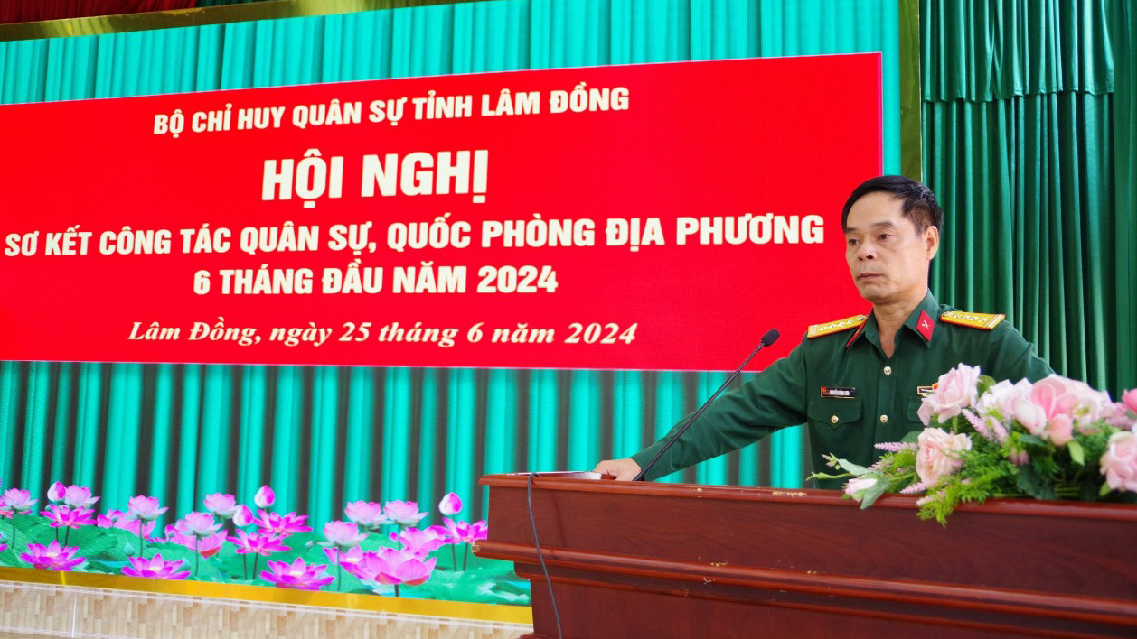 Đại tá Nguyễn Bình Sơn - Ủy viên Ban Thường vụ Tỉnh ủy, Chỉ huy trưởng Bộ CHQS tỉnh phát biểu tại hội nghị