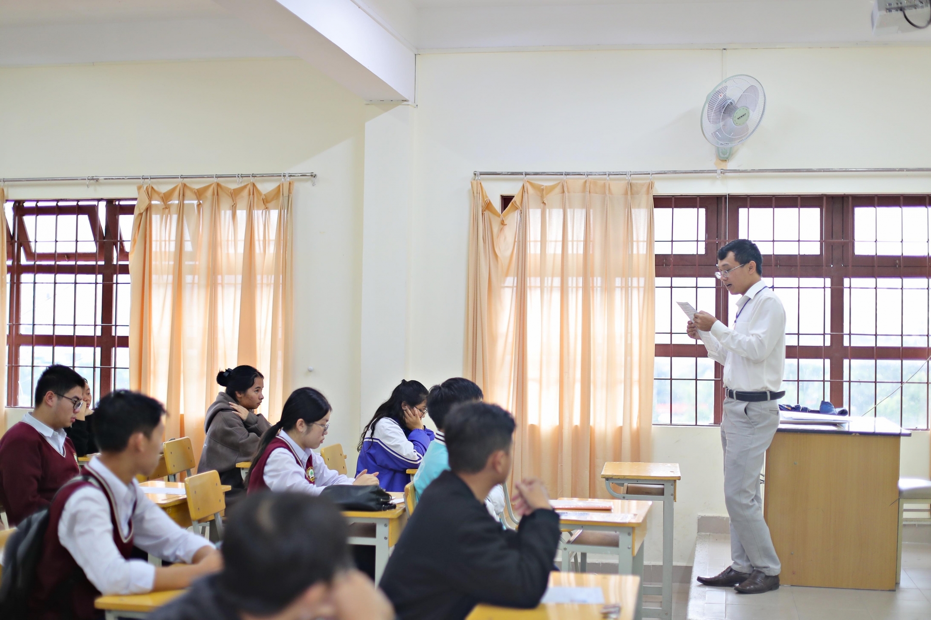 Kỳ thi năm nay tỉnh Lâm Đồng bố trí 39 điểm thi và huy động gần 2.700 nhân sự để phục vụ cho công tác coi thi, chấm thi và các nhiệm vụ liên quan.