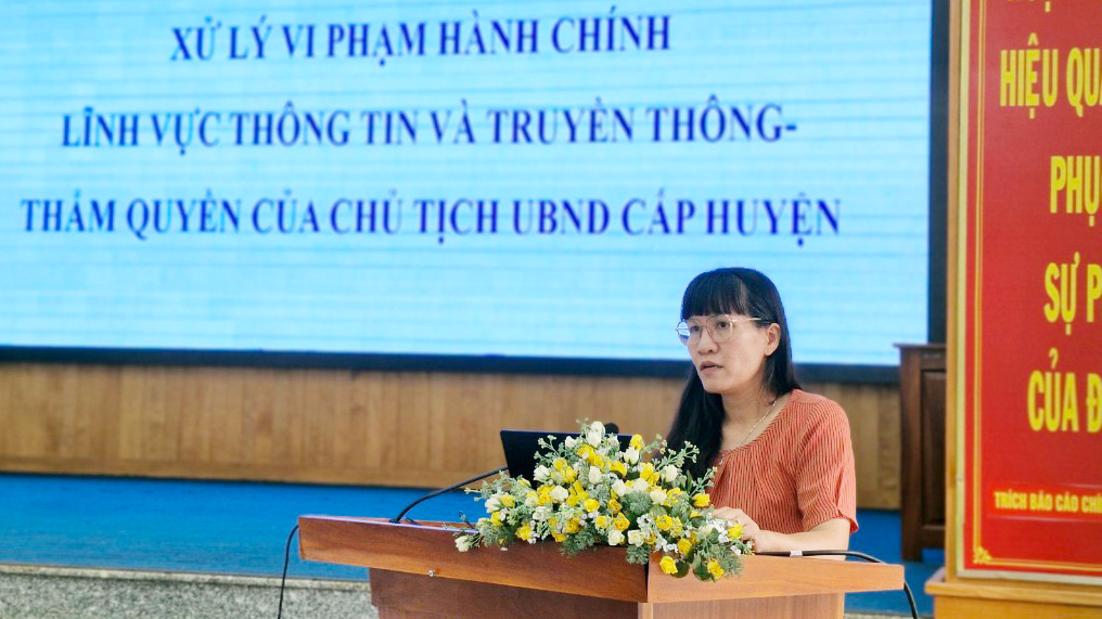 Bà Nguyễn Thị Thúy Hằng - Chánh Thanh tra Sở Thông tin và Truyền thông, phổ biến các nội dung tại hội nghị