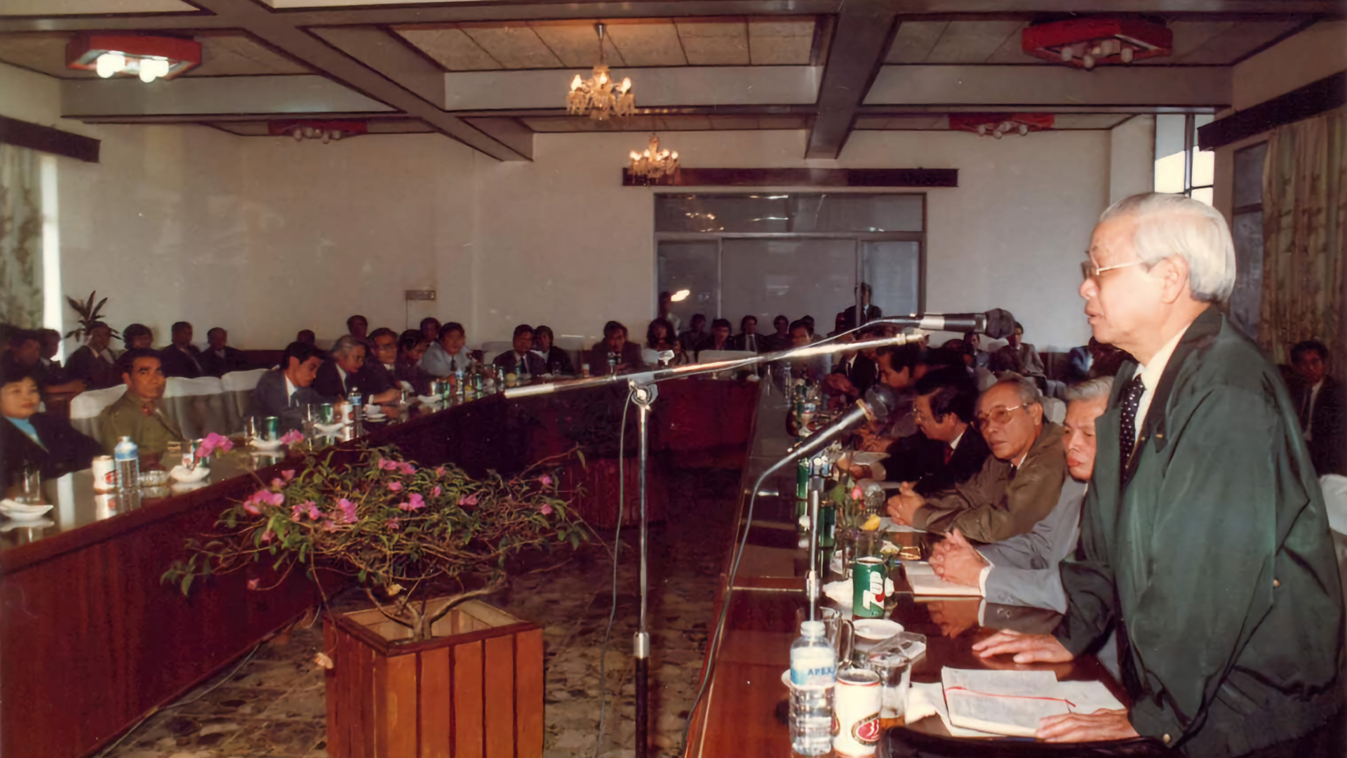 Thủ tướng Võ Văn Kiệt nói chuyện với lãnh đạo tỉnh Lâm Đồng,LH các XN Dâu Tằm Tơ trong chuyến thăm năm 1993 đến Bảo Lộc. Ảnh tư liệu
