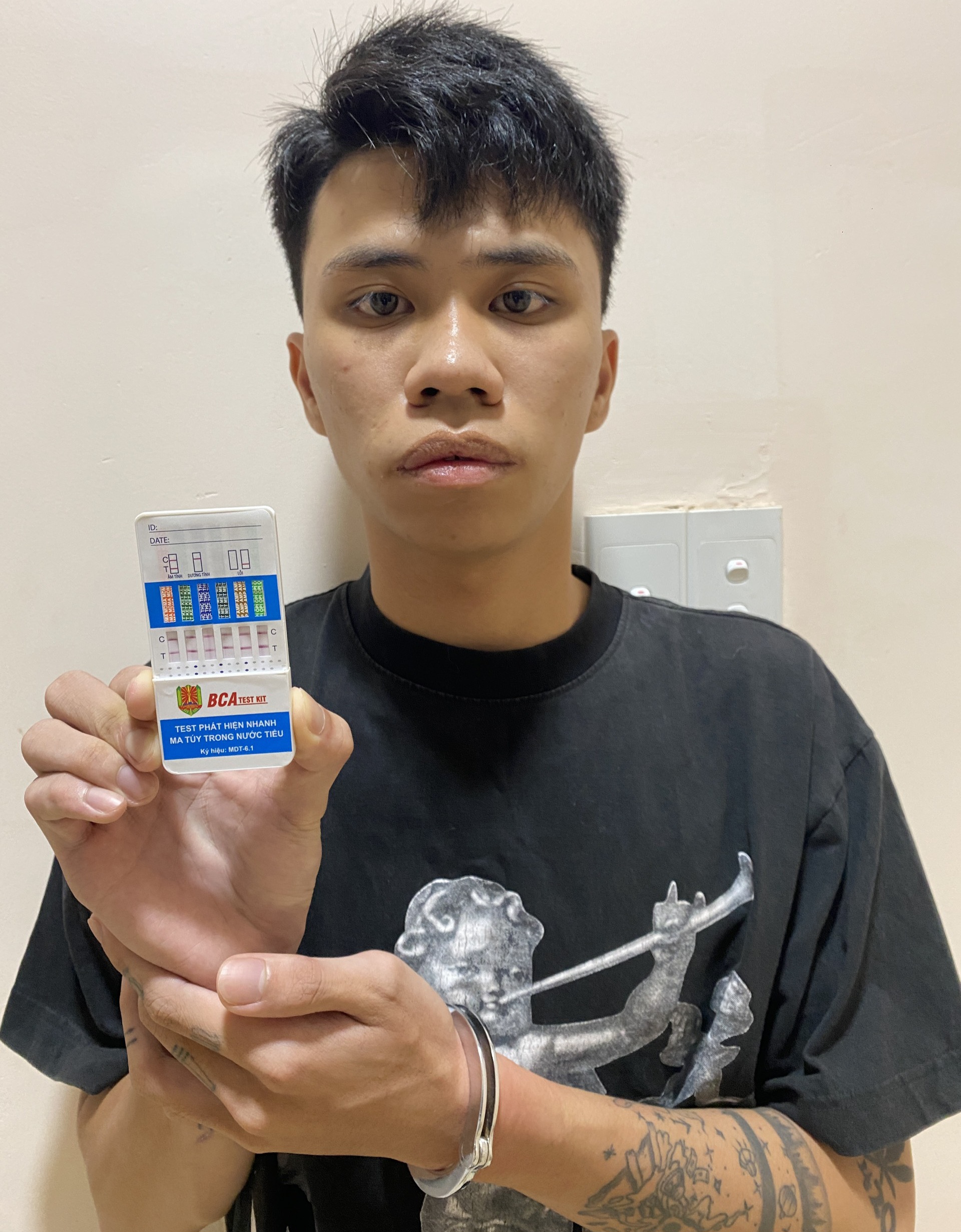 Nguyễn Hoàng Quân bị bắt giữ khi đang tàng trữ nhiều ma túy tại một khách sạn
