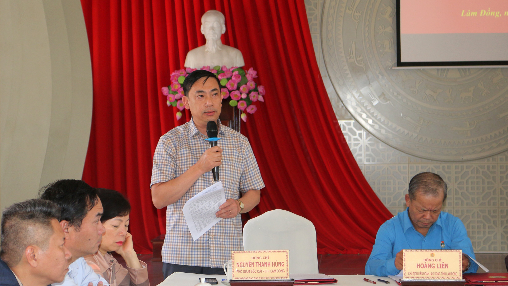 Phó Giám đốc Đài PTTH Lâm Đồng Nguyễn Thanh Hùng trao đổi về kết quả công tác truyền thông công đoàn trên Đài PTTH tỉnh