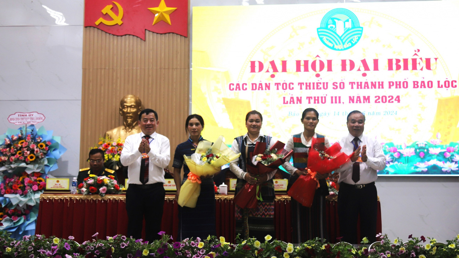 Đoàn đại biểu dự Đại hội Đại biểu DTTS tỉnh Lâm Đồng ra mắt Đại hội