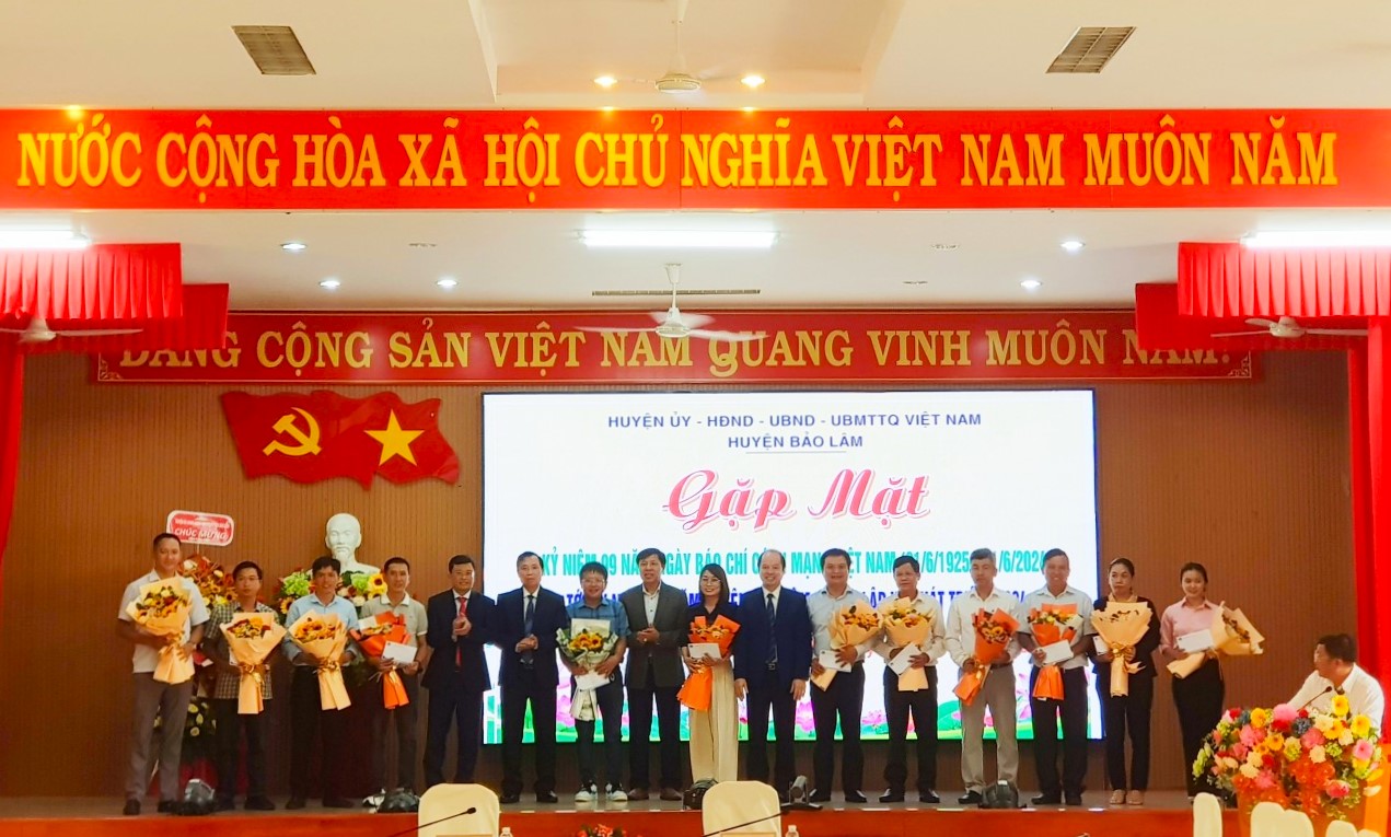 Lãnh đạo huyện Bảo Lâm tặng hoa chúc mừng các nhà báo, phóng viên nhân kỷ niệm 99 năm Ngày Báo chí Cách mạng Việt Nam 21/6