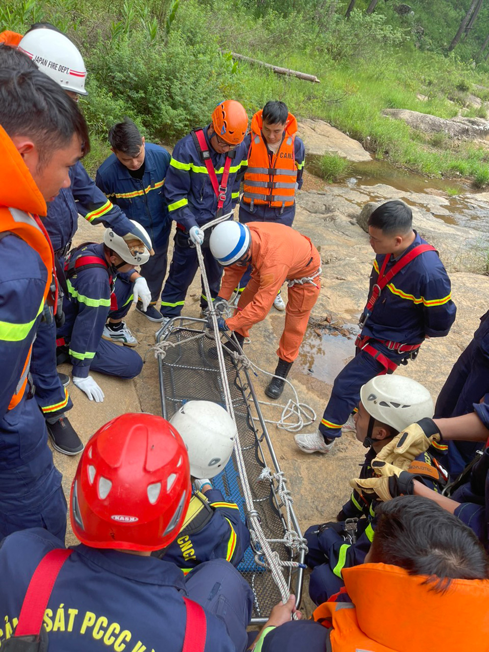 Ngài Toru NAGASAWA Cố vấn trưởng, cơ quan hợp tác Quốc tế Nhật Bản hướng dẫn cán bộ chiến sỹ Phòng CS PCCC&CNCH cứu nạn nhân mắc kẹt tại địa hình đồi núi phức tạp