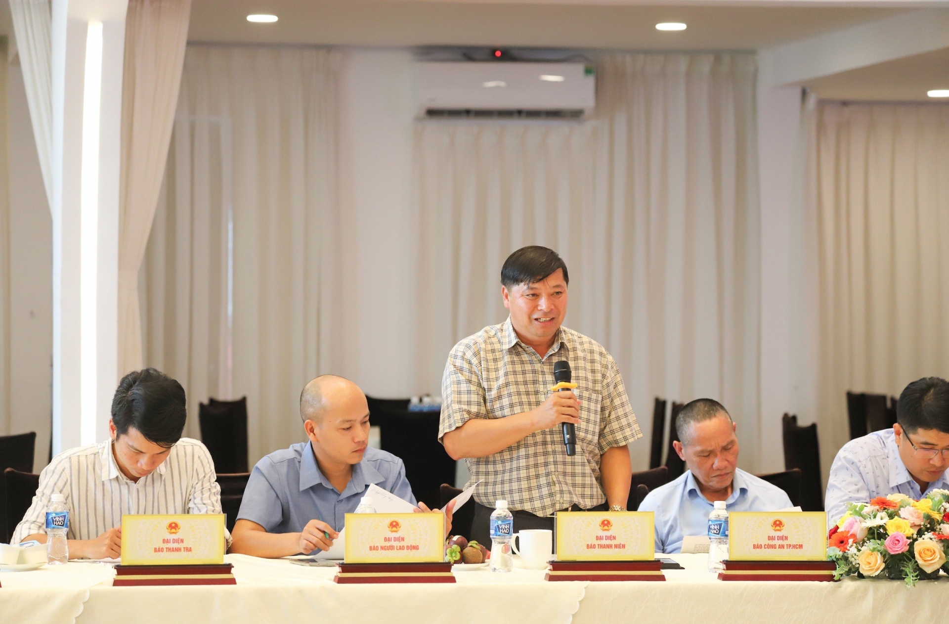 Các nhà báo Gia Bình, Lâm Viên - Văn phòng Thường trú Báo Thanh Niên tại Lâm Đồng phát biểu tại buổi gặp mặt