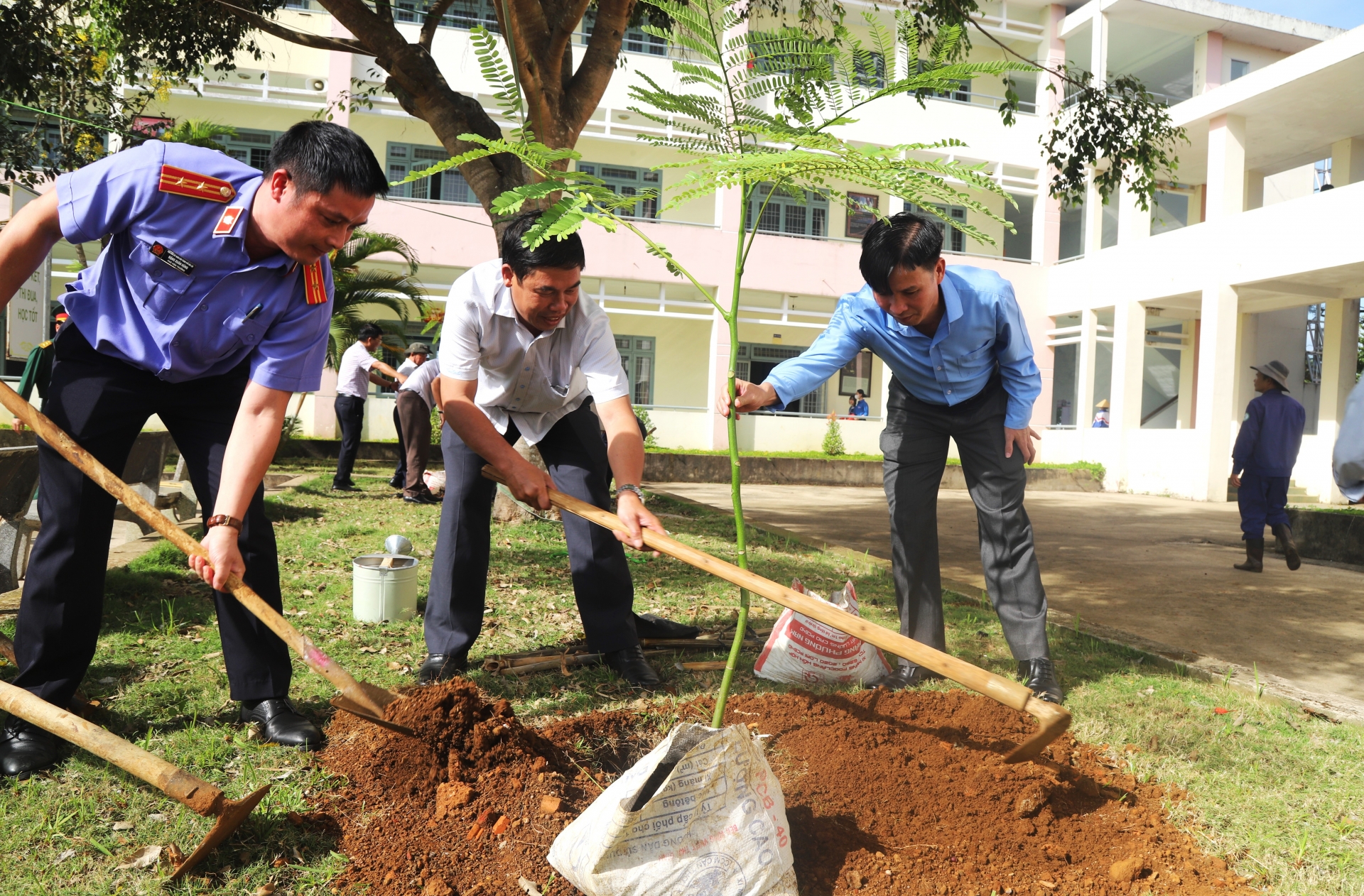 Lãnh đạo TP Bảo Lộc trồng 50 cây phượng vàng tại trường THPT Chuyên Bảo Lộc