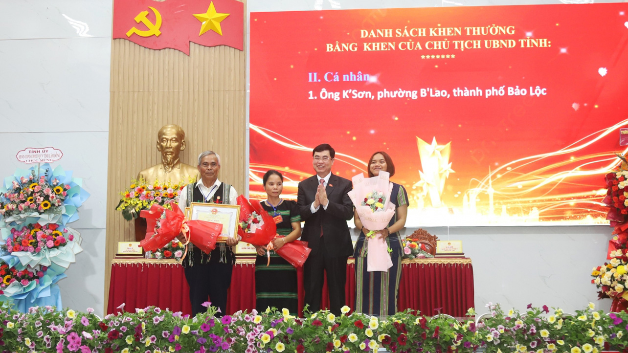 Phó Bí thư Thường trực Tỉnh ủy Lâm Đồng Trần Đình Văn trao Bằng khen của UBND tỉnh cho các tập thể, cá nhân