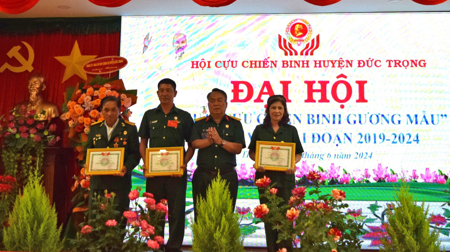 Đồng chí Dương Công Hiệp  - Phó Chủ tịch Hội CCB tỉnh, trao giấy chứng nhận Hội Cựu chiến binh sản xuất, kinh doanh giỏi của Hội cựu chiến binh tỉnh cho các cá nhân