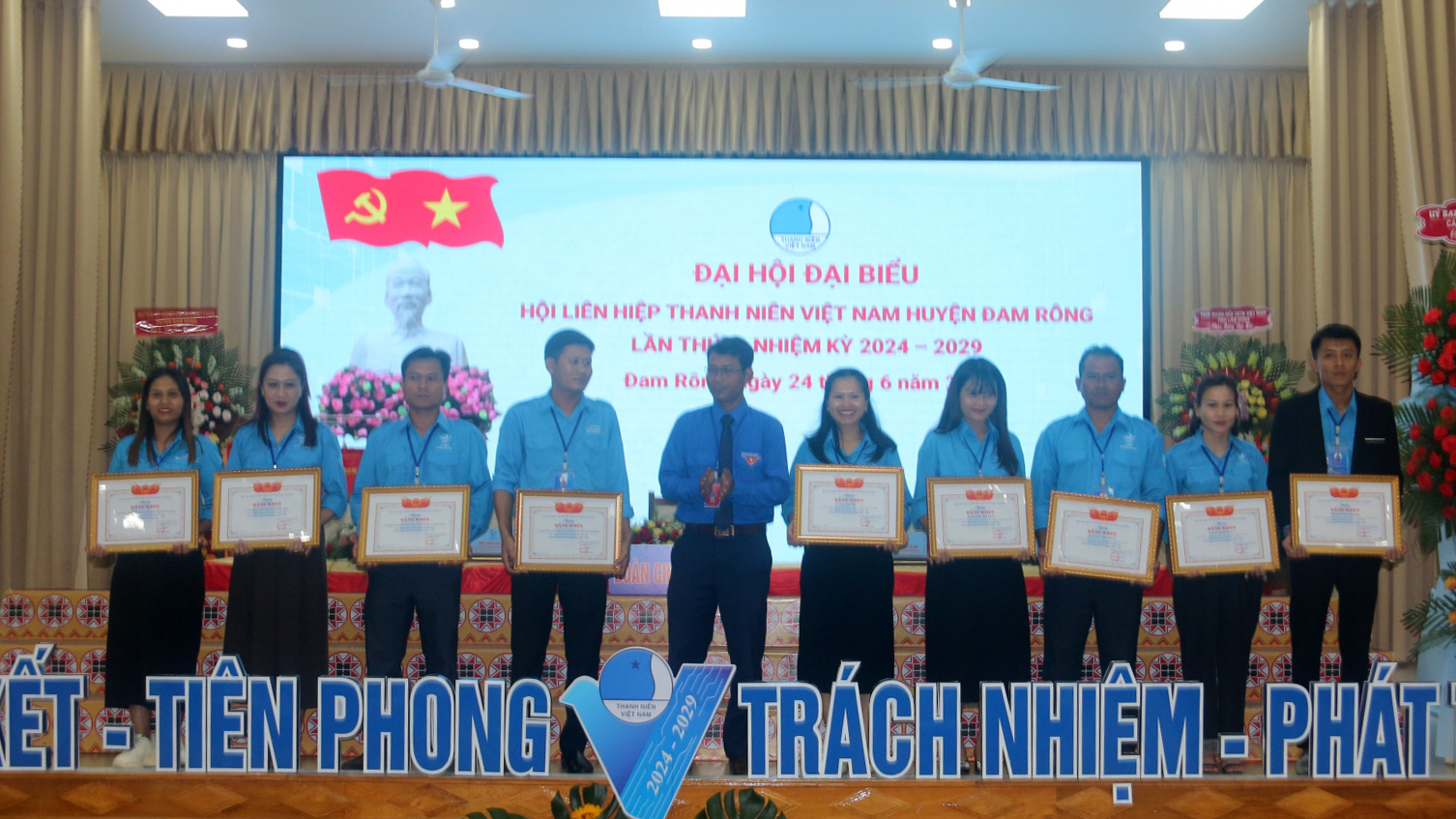 Đồng chí Ndu Ha Biên – Phó Bí thư Tỉnh Đoàn trao Bằng khen cho các tập thể, cá nhân có thành tích xuất sắc trong công tác Hội và phong trào thanh niên giai đoạn 2019 - 2024