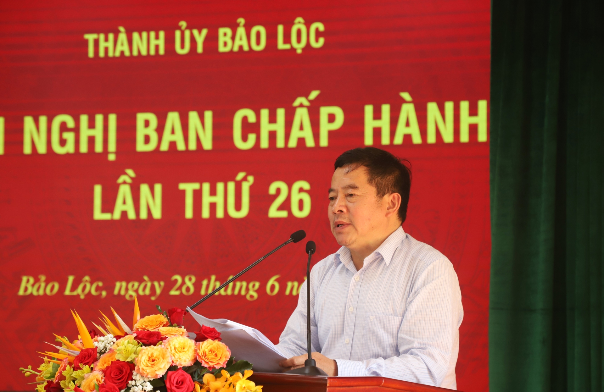 Phó Bí thư Thành ủy, Chủ tịch UBND TP Bảo Lộc Nguyễn Văn Phương phát biểu tại hội nghị