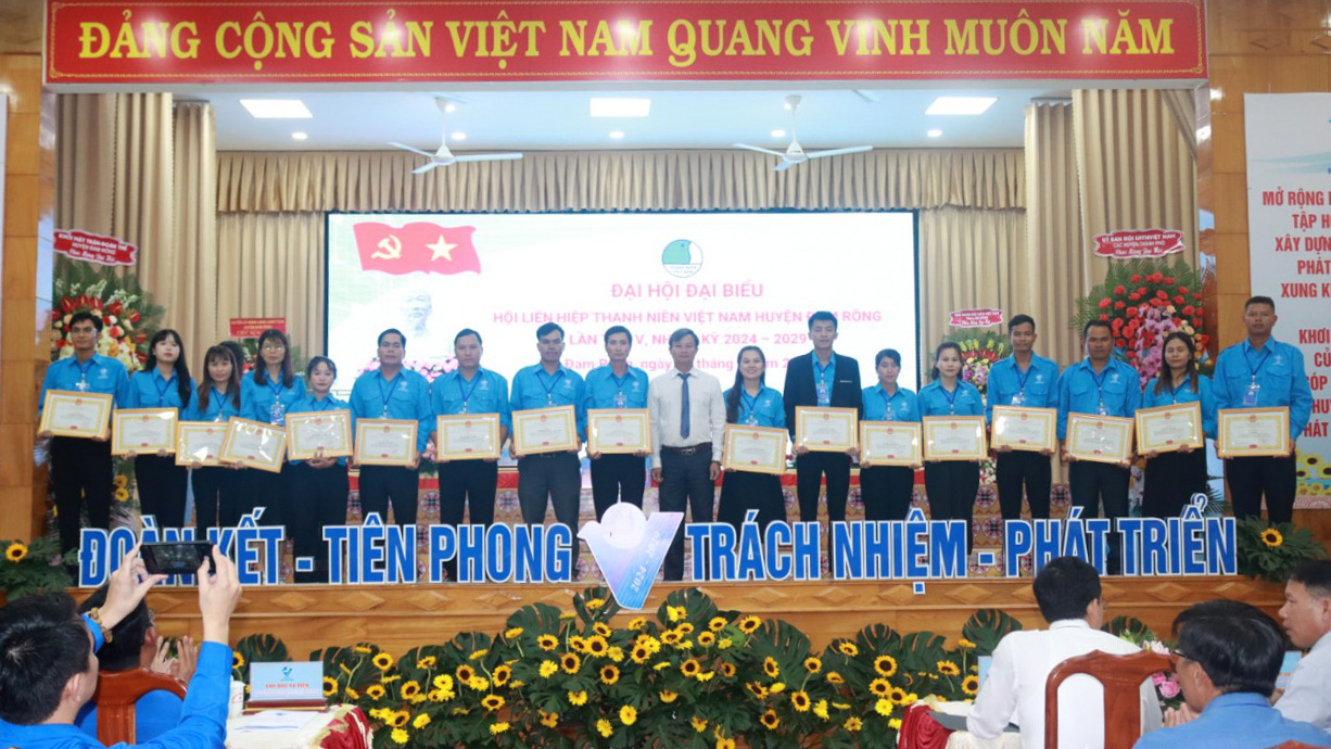 Đồng chí Trương Hữu Đồng - Chủ tịch UBND huyện Đam Rông trao giấy khen cho các tập thể, cá nhân có thành tích xuất sắc trong công tác Hội và phong trào thanh niên giai đoạn 2019 - 2024